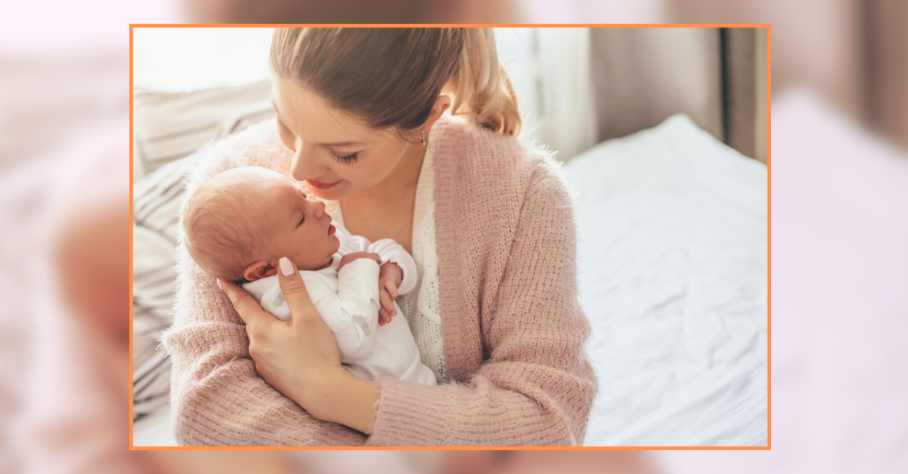 Mulher com bebê recém-nascido nos braços