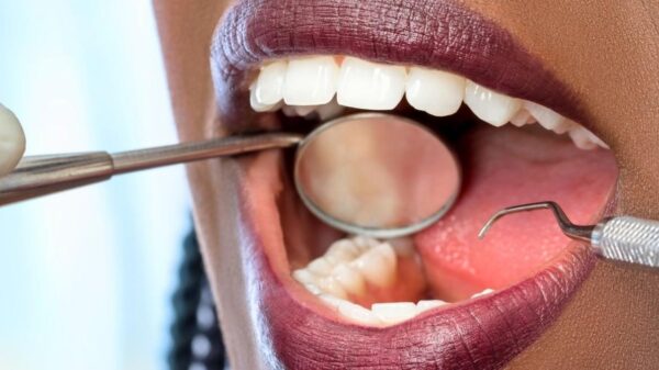 Mulher no dentista cuidando do sorriso