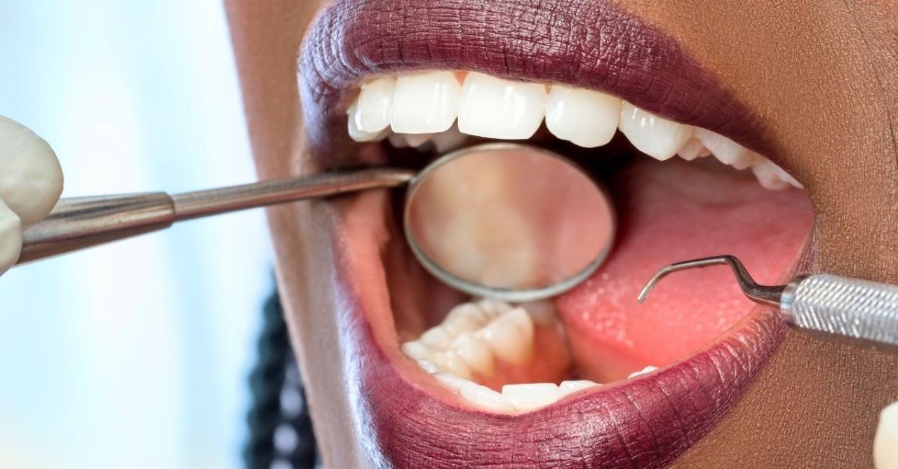 Mulher no dentista cuidando do sorriso