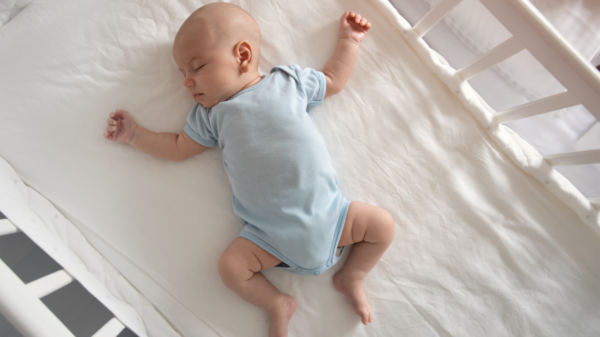 Pequenos descuidos na limpeza do berço podem favorecer alergias, tosse e noites mal dormidas