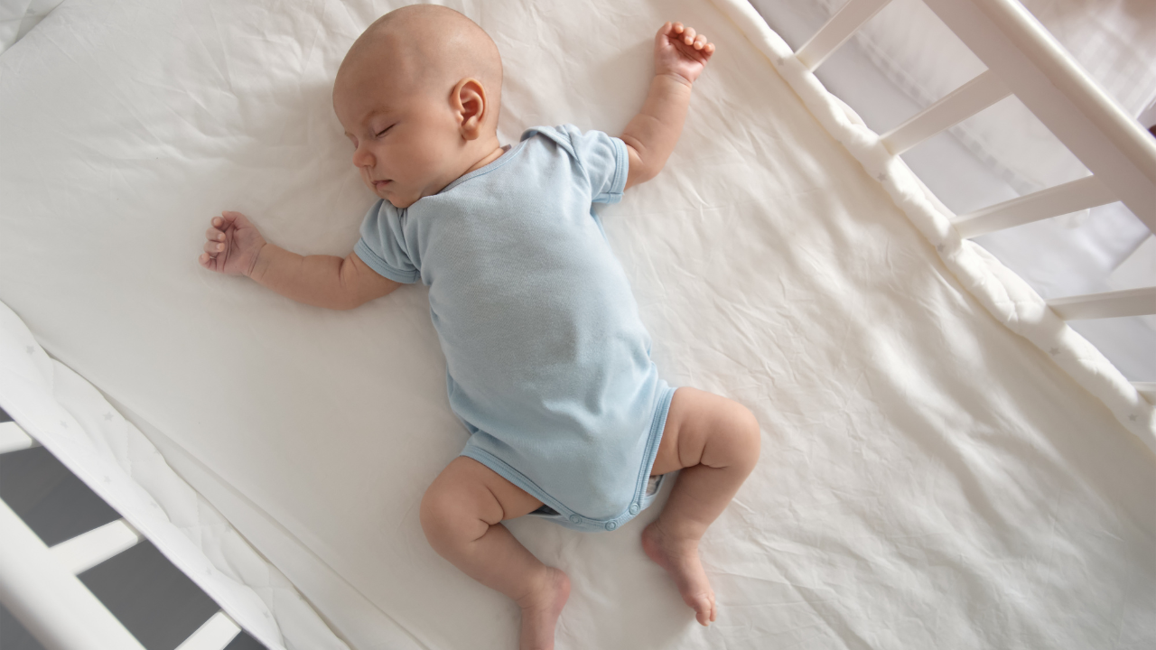 Pequenos descuidos na limpeza do berço podem favorecer alergias, tosse e noites mal dormidas