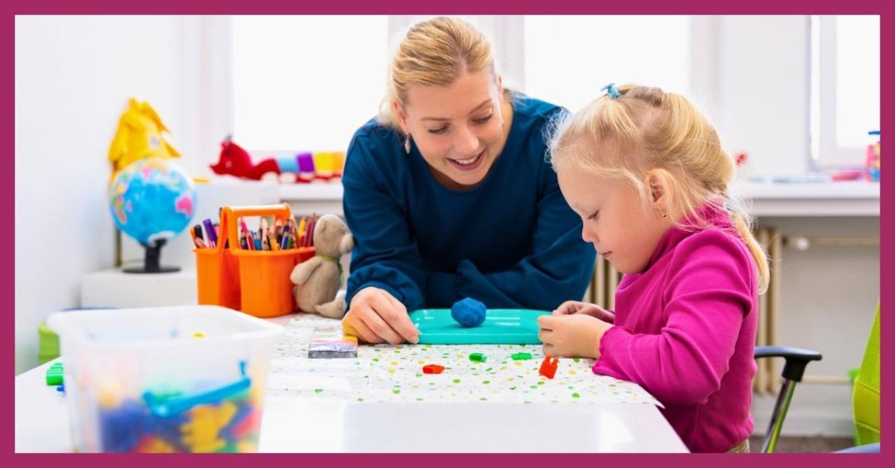 Professora sorridente acompanha menina pequena em atividade escolar colorida, estimulando aprendizado e criatividade em ambiente educativo.