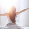 Abrindo a janela para receber luz natural e regular o relógio biológico