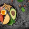 Alimentação equilibrada e acompanhamento médico ajudam a controlar o colesterol alto e reduzir riscos cardiovasculares