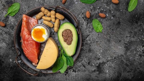 Alimentação equilibrada e acompanhamento médico ajudam a controlar o colesterol alto e reduzir riscos cardiovasculares
