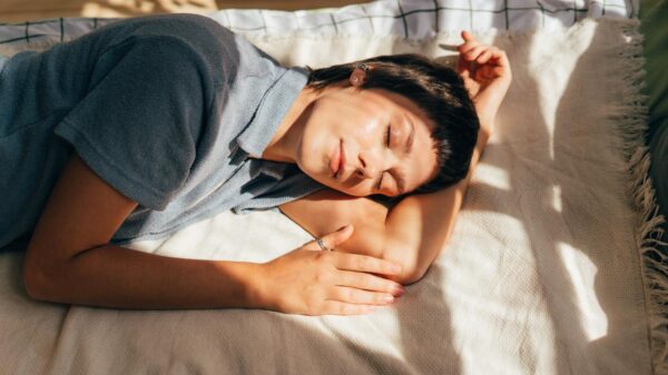 Antes do celular, dê um sinal ao seu corpo: luz, água e silêncio organizam o dia desde o começo