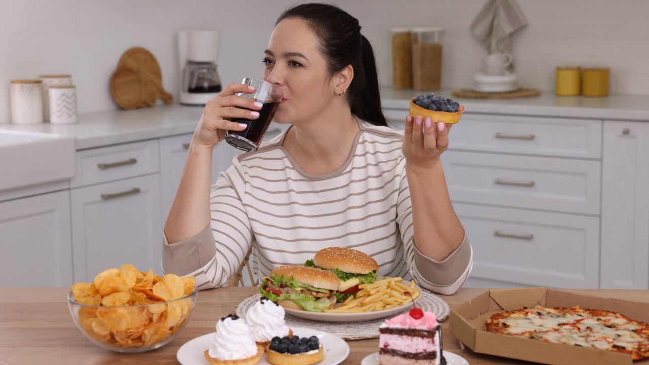 Imagem de uma mulher comendo e bebendo