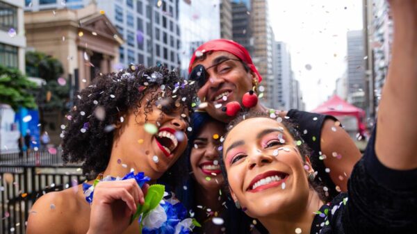 Calor, álcool e pouca água podem pesar no coração durante a folia