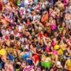 Imagem de várias pessoas juntas no Carnaval