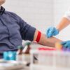 Imagem de uma pessoa fazendo exame de sangue