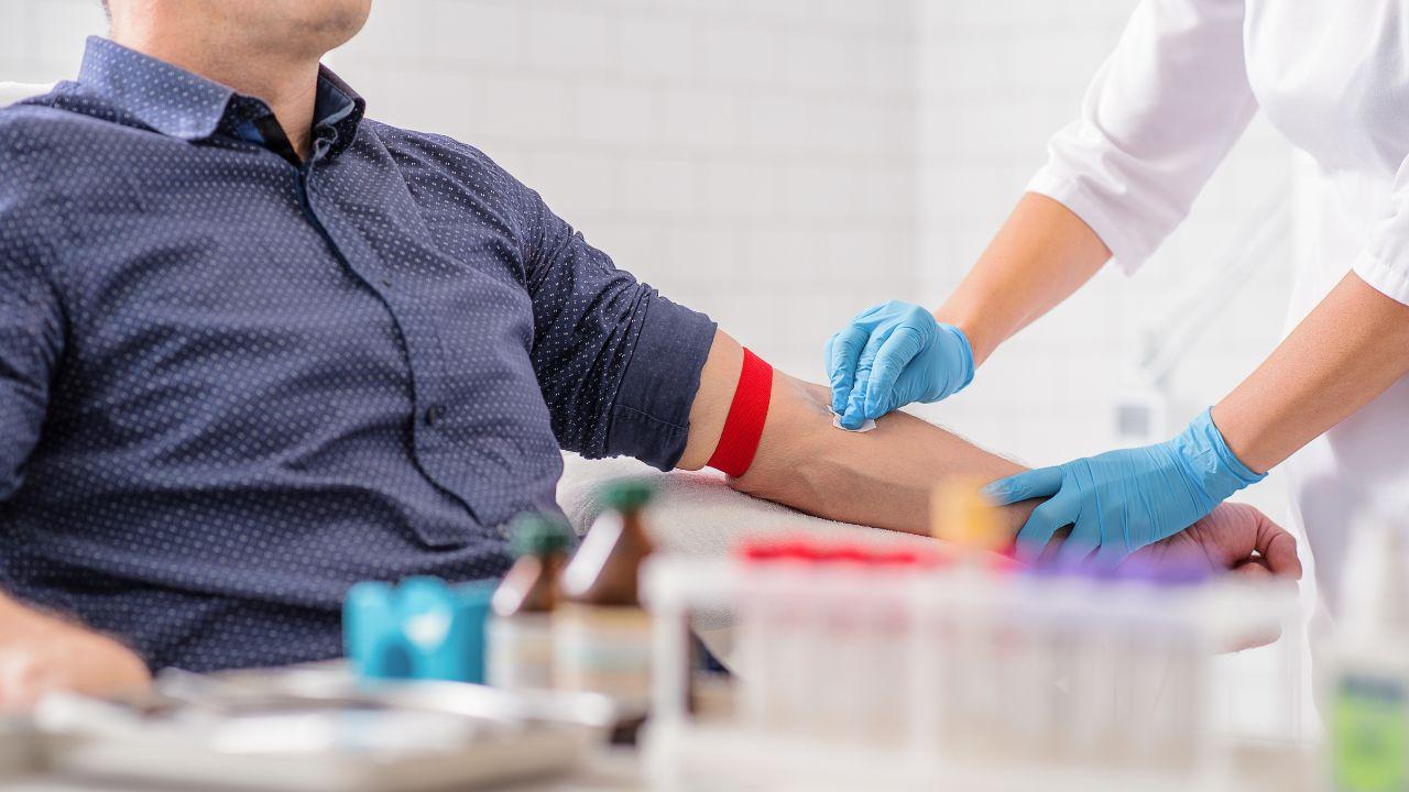 Imagem de uma pessoa fazendo exame de sangue