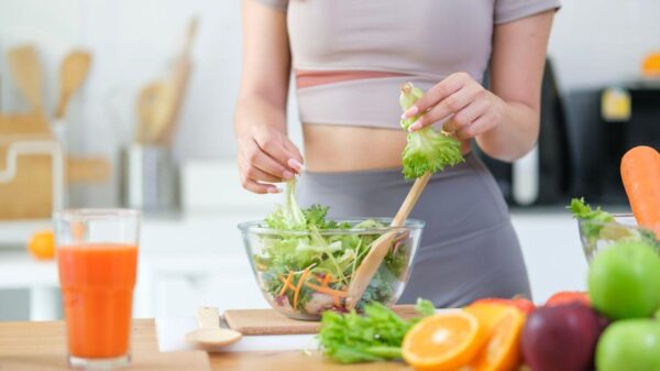 Imagem de uma mulher preparando uma salada