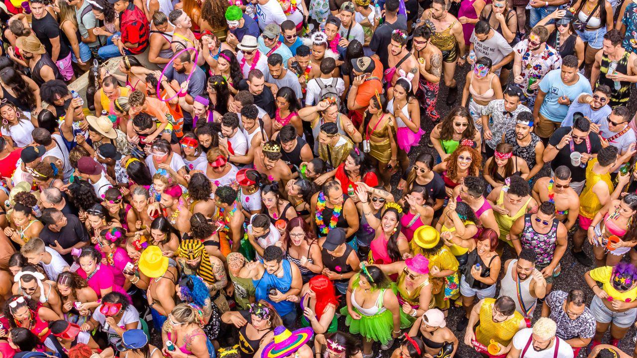 Imagem de várias pessoas juntas no Carnaval