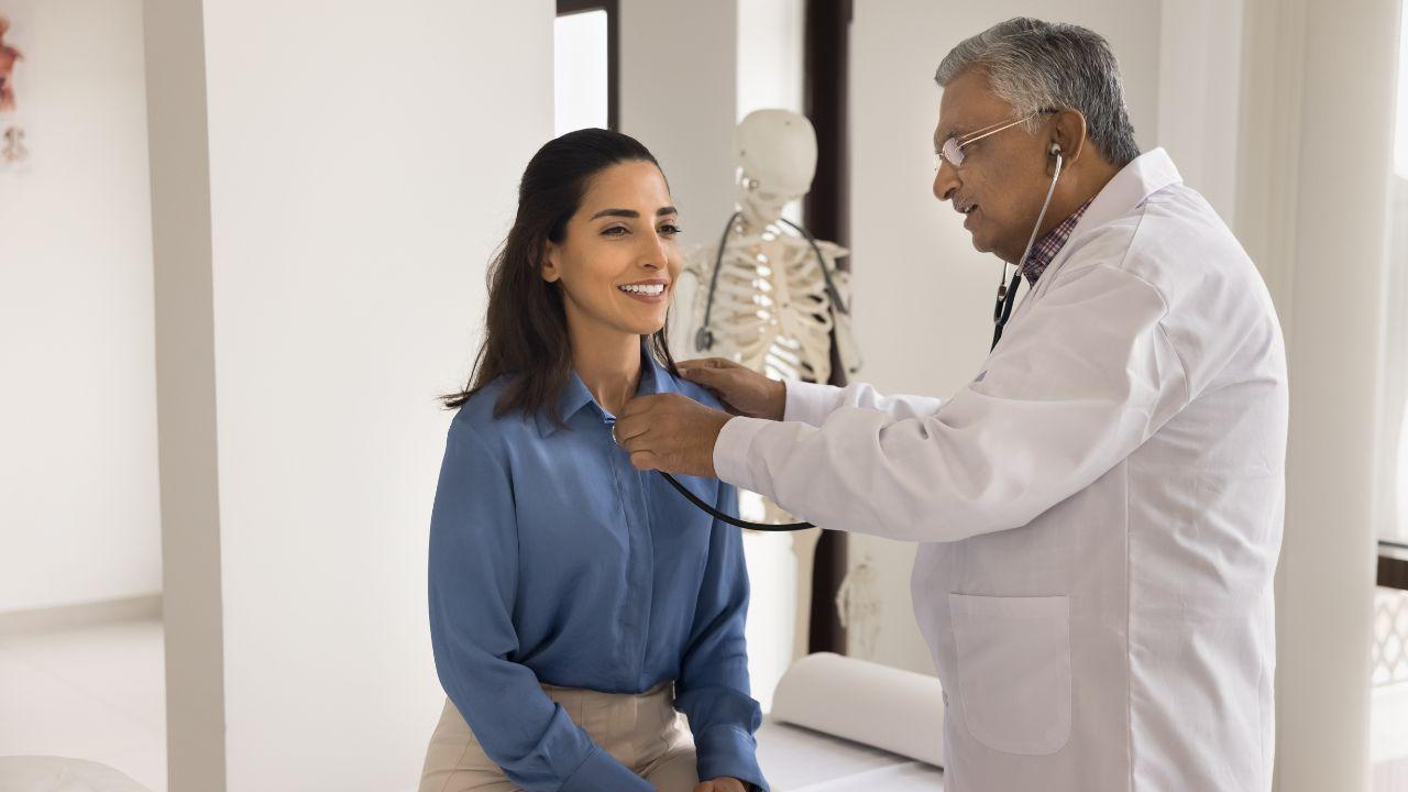Consulta médica para identificar sintomas de um câncer silencioso