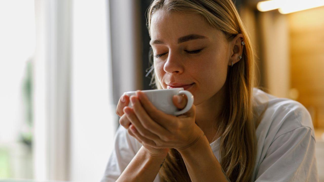 Imagem de uma mulher tomando chá
