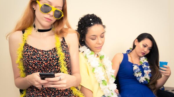 Depois da folia, o cérebro também precisa descansar. Um detox digital ajuda a reduzir ansiedade e cansaço mental