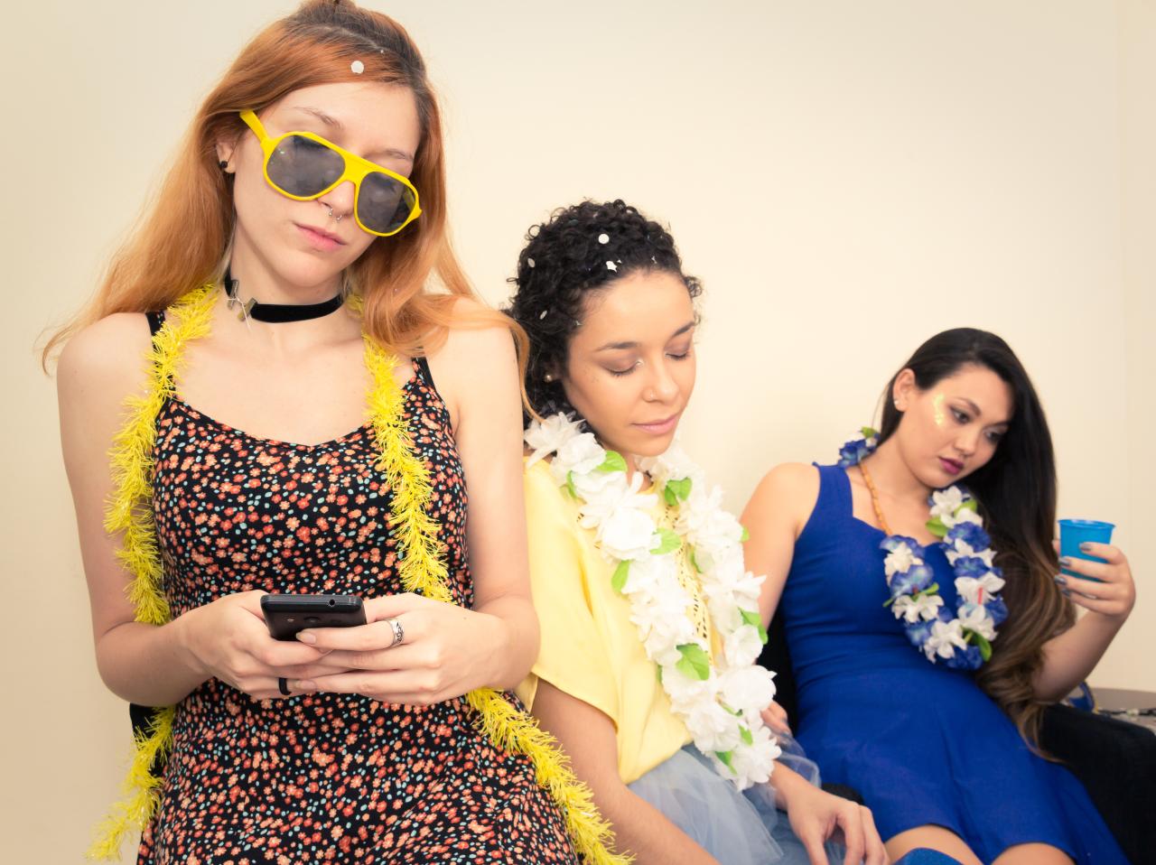 Depois da folia, o cérebro também precisa descansar. Um detox digital ajuda a reduzir ansiedade e cansaço mental