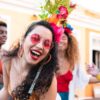 Especialistas alertam que hidratação e moderação são essenciais para evitar rouquidão no Carnaval