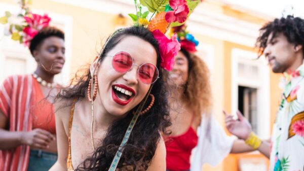 Especialistas alertam que hidratação e moderação são essenciais para evitar rouquidão no Carnaval