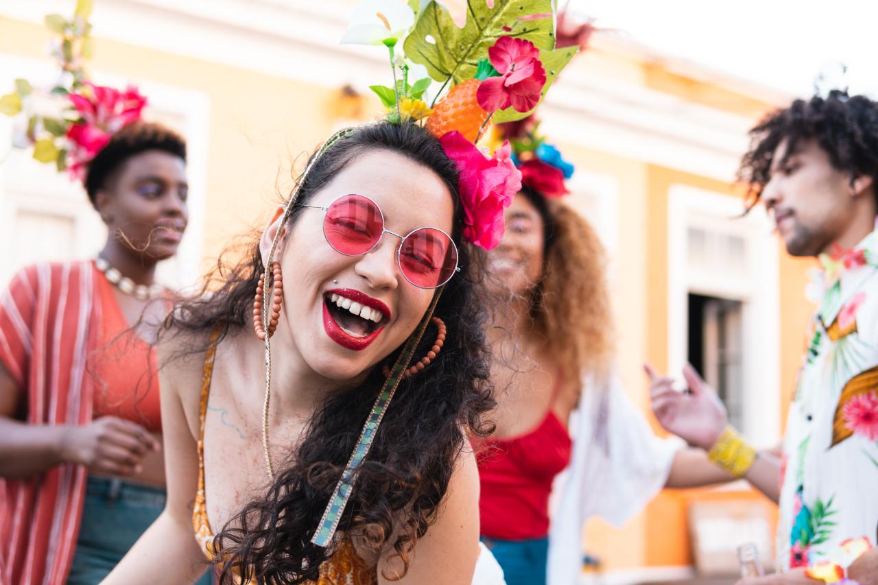 Especialistas alertam que hidratação e moderação são essenciais para evitar rouquidão no Carnaval