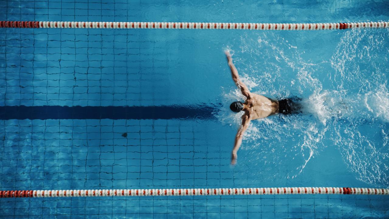 Excesso de produtos químicos em piscinas pode causar intoxicação e riscos graves à saúde