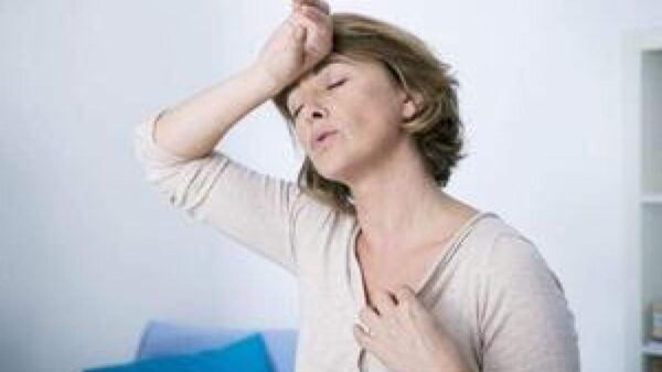 Fogachos na menopausa podem se intensificar no verão e impactar sono, energia e humor