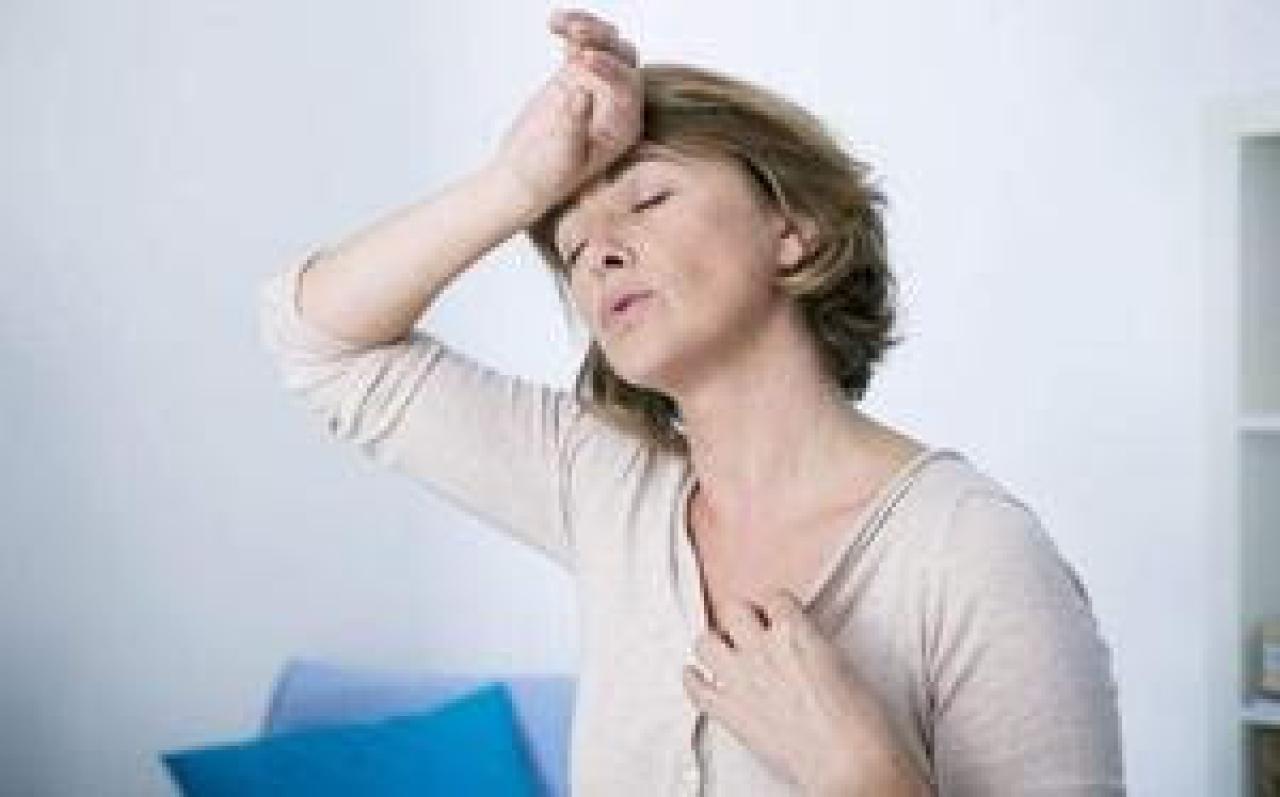 Fogachos na menopausa podem se intensificar no verão e impactar sono, energia e humor