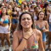 Pessoa com dor de garganta no carnaval