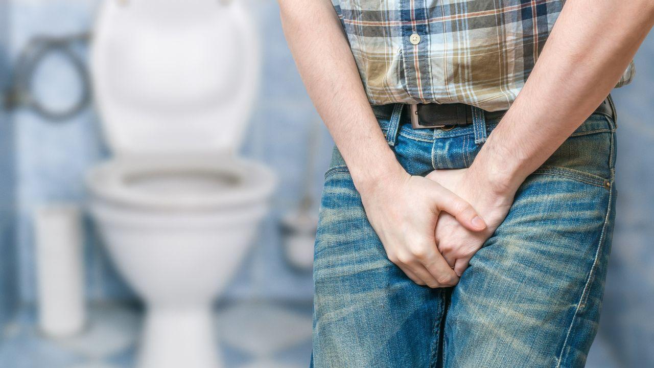 Segurando urina para não utilizar o banheiro químico