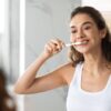 Uso de água oxigenada nos dentes pode causar danos e não substitui clareamento profissional