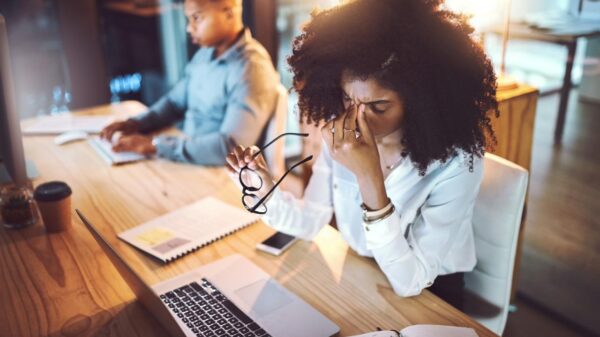 Uso excessivo de telas pode causar fadiga ocular, dores de cabeça e queda de foco
