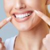 Mulher mostrando os dentes bem brancos.