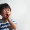 Bruxismo infantil pode causar desgaste dentário e dores, exigindo atenção dos pais