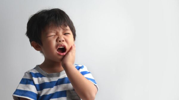 Bruxismo infantil pode causar desgaste dentário e dores, exigindo atenção dos pais