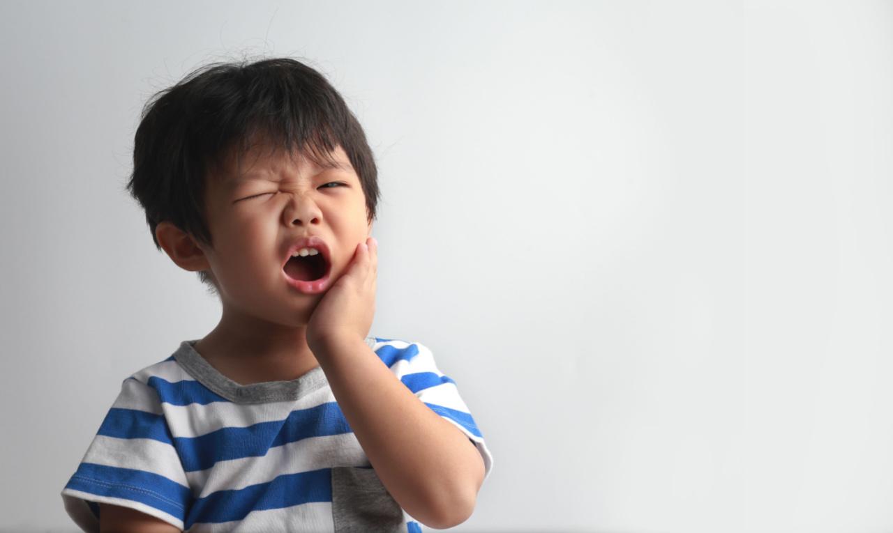Bruxismo infantil pode causar desgaste dentário e dores, exigindo atenção dos pais