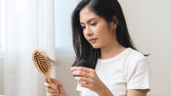 Queda de cabelo intensa pode indicar problemas de saúde e deve ser investigada
