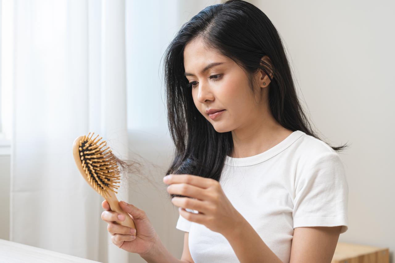Queda de cabelo intensa pode indicar problemas de saúde e deve ser investigada