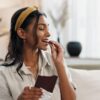 Imagem de uma mulher comendo chocolate
