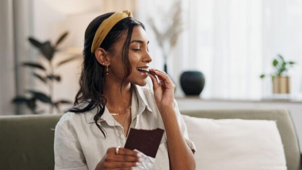Imagem de uma mulher comendo chocolate