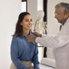 Imagem de uma mulher sendo examinada por um médico na região do coração
