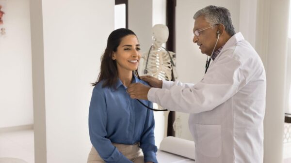 Imagem de uma mulher sendo examinada por um médico na região do coração