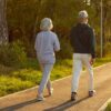 Imagem de um casal de idosos caminhando
