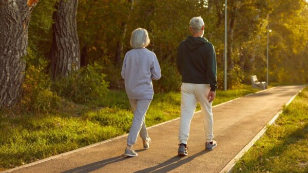 Imagem de um casal de idosos caminhando