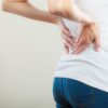 Dor nas costas no período menstrual? Saiba como aliviar o incômodo
