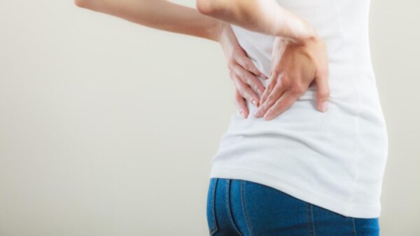 Dor nas costas no período menstrual? Saiba como aliviar o incômodo
