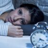 Dormir pouco pode desregular hormônios do apetite e favorecer o ganho de peso