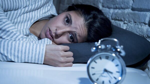 Dormir pouco pode desregular hormônios do apetite e favorecer o ganho de peso