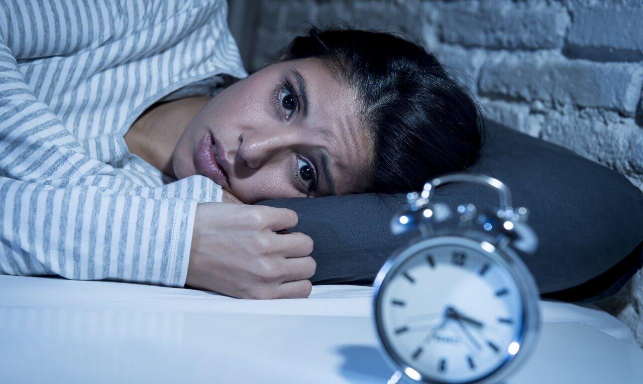 Dormir pouco pode desregular hormônios do apetite e favorecer o ganho de peso