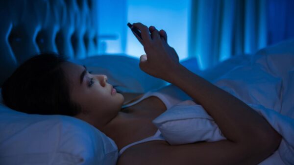 Dormir tarde no fim de semana prejudica o corpo? Veja o que acontece