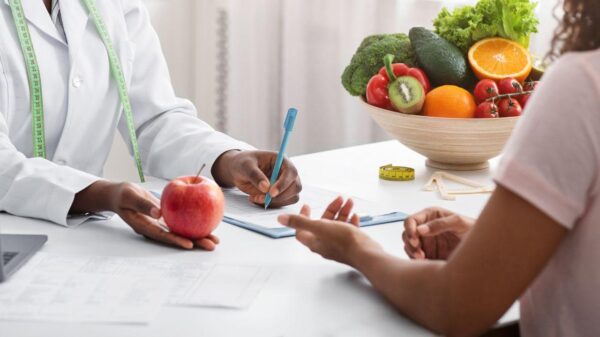 Imagem de uma mulher em consulta com nutricionista
